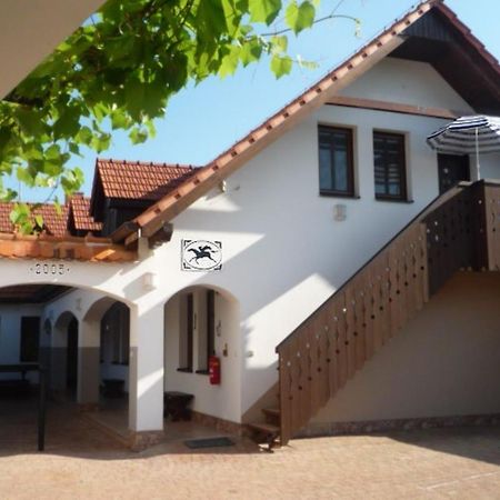 Pension Cerny Jezdec Lednice Εξωτερικό φωτογραφία
